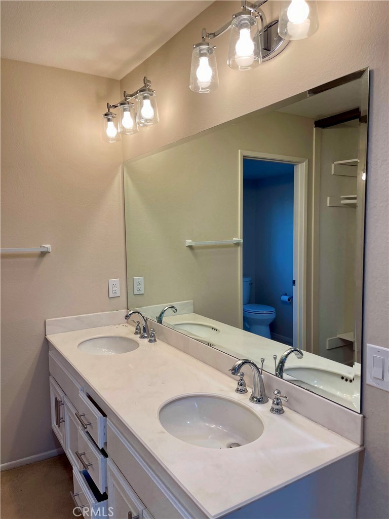 3 Rushingwind, Unit 4 Irvine, CA 92614 - Photo 14 of 34 Master Bathroom w/ Dual Sinks