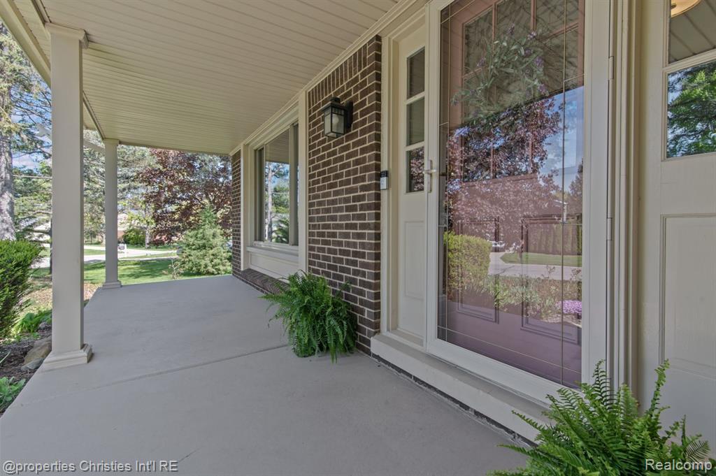 1501 Deerhurst Lane Rochester Hills, MI 48307 - Photo 2 of 38