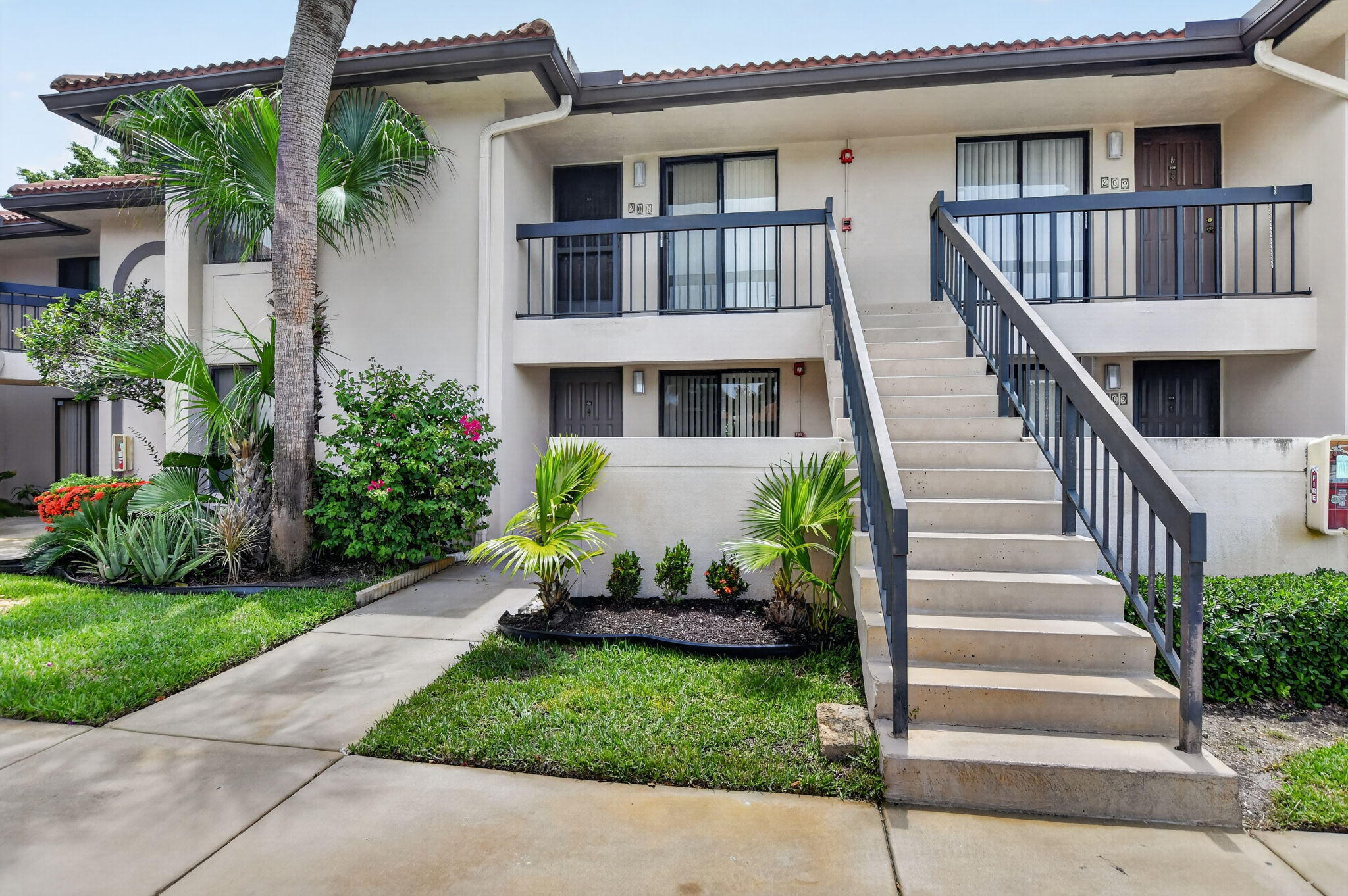 301 Club Circle, Unit 208 Boca Raton, FL 33487 - Photo 4 of 37 3-web-or-mls-DSC_4043