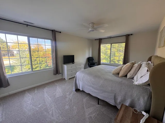 a view of entryway with wooden fence