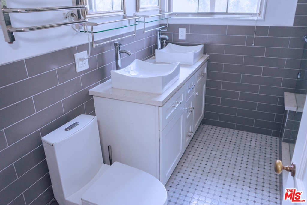 5478 Village Los Angeles, CA 90016 - Photo 14 of 31 a bathroom with a sink and toilet