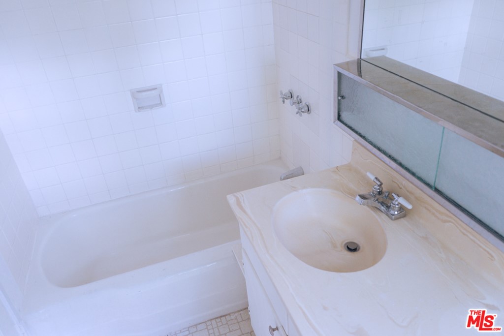 5478 Village Los Angeles, CA 90016 - Photo 26 of 31 a bathroom with a tub
