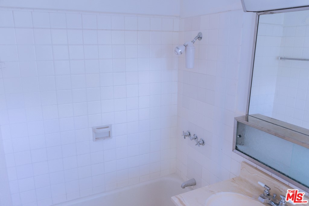 5478 Village Los Angeles, CA 90016 - Photo 27 of 31 a bathroom with a bathtub