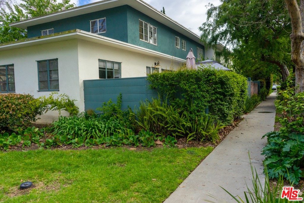 5478 Village Los Angeles, CA 90016 - Photo 29 of 31 a front view of a house with a yard