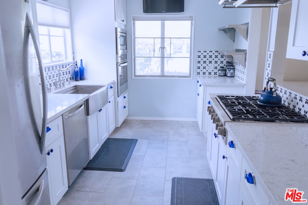 5478 Village Los Angeles, CA 90016 - Photo 9 of 31 a kitchen with a sink stove and cabinets