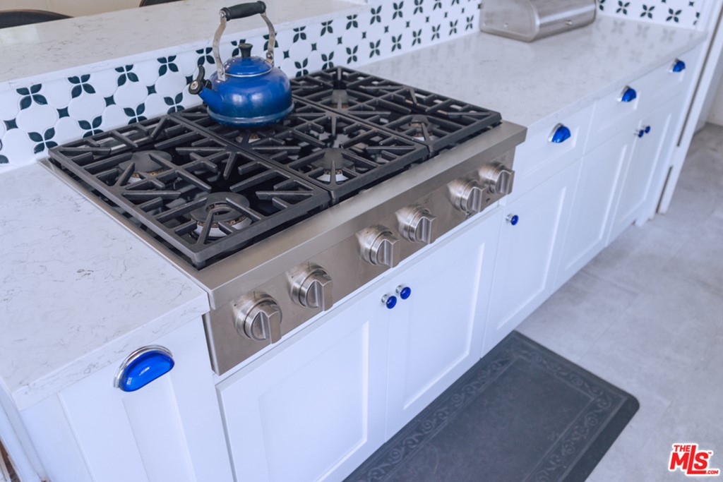 5478 Village Los Angeles, CA 90016 - Photo 10 of 31 a close view of stove top oven