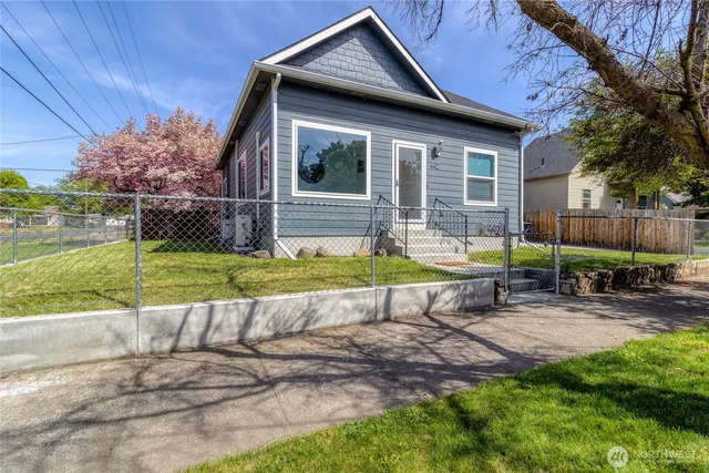 a view of a house with backyard and sitting area