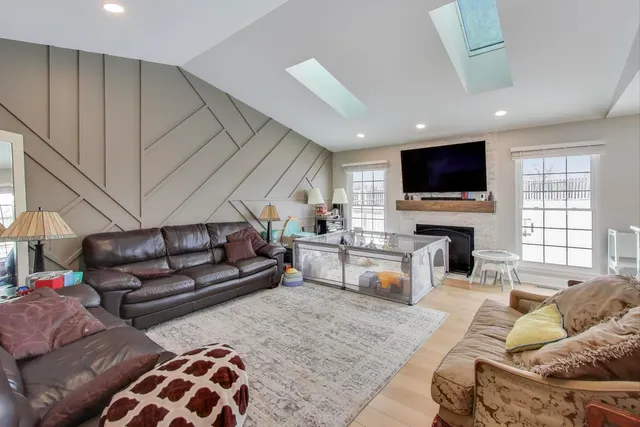 $4,000 | 9 Monroe Court, Streamwood, IL 60107