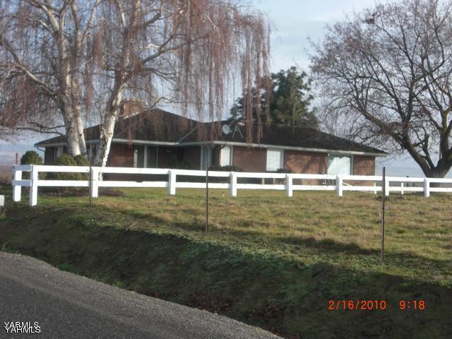 2221 Thacker Road Zillah, WA 98953 - Photo 1 of 7 a view of back yard of the house