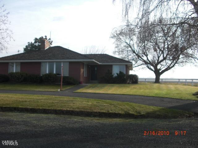 2221 Thacker Road Zillah, WA 98953 - Photo 7 of 7 a front view of a house with a garden