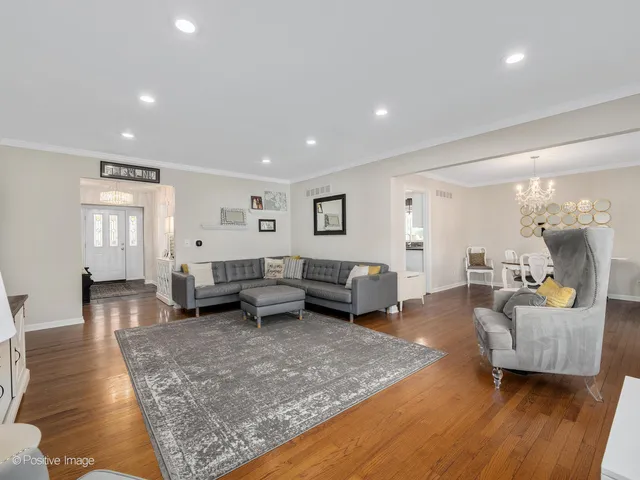 $725,000 | 2S386 Seneca Drive, Wheaton, IL 60189