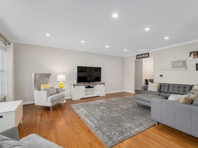 $725,000 | 2S386 Seneca Drive, Wheaton, IL 60189