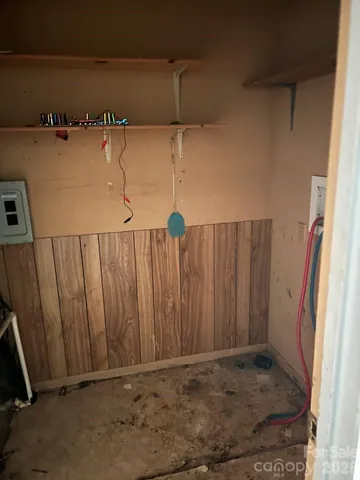 a view of entryway and kitchen