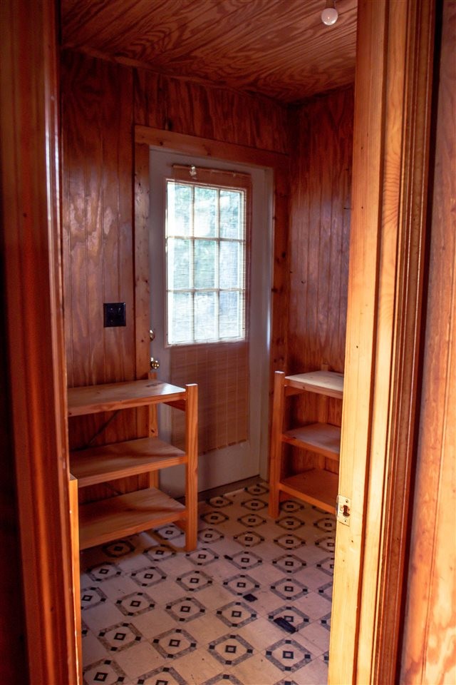 560 Reynolds Bridge Road Ocoee, TN 37361 - Photo 27 of 32 a room with window and a rug