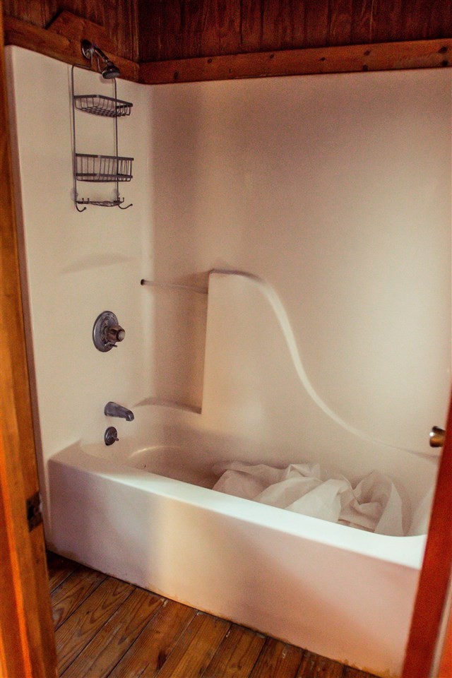 560 Reynolds Bridge Road Ocoee, TN 37361 - Photo 28 of 32 a bathroom with a bathtub