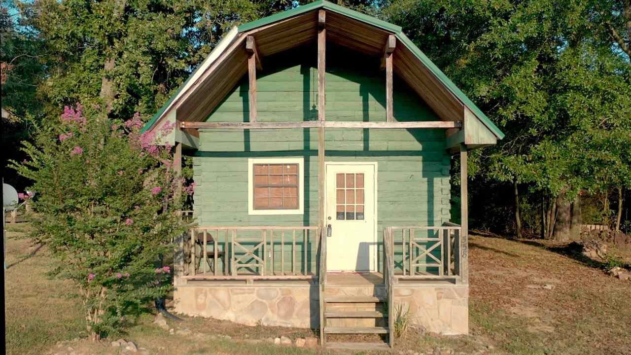 560 Reynolds Bridge Road Ocoee, TN 37361 - Photo 4 of 32 a front view of a house with garden