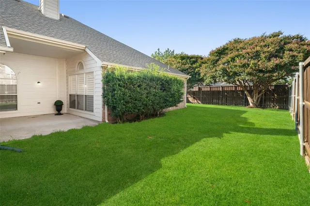 a view of house with a yard