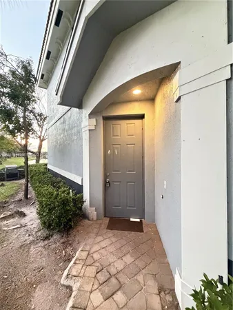 a view of a back yard