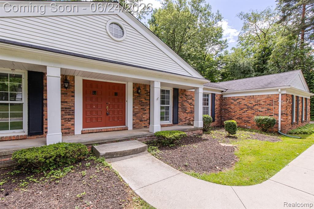 710 Basswood Drive Rochester Hills, MI 48309 - Photo 3 of 42