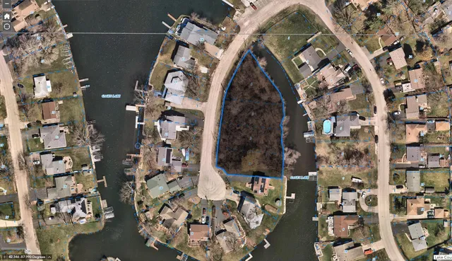 $290,000 | 33211 North Island Avenue, Grayslake, IL 60030