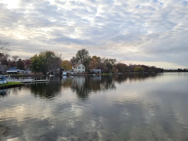 $295,000 | 33211 North Island Avenue, Grayslake, IL 60030