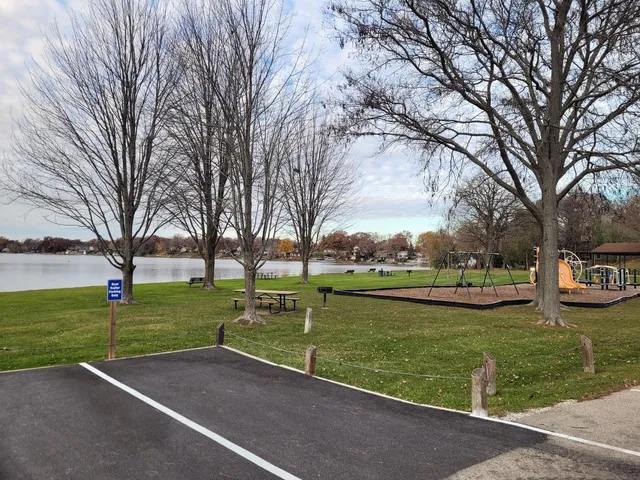 $295,000 | 33211 North Island Avenue, Grayslake, IL 60030