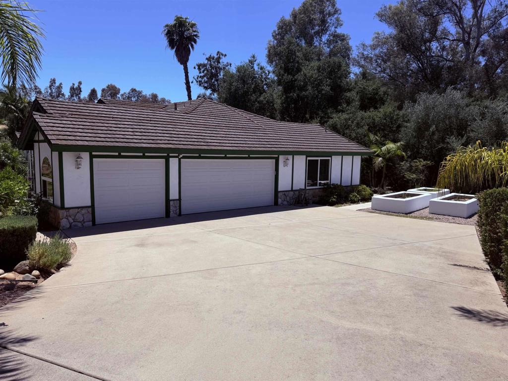 524 Rosvall Drive Fallbrook, CA 92028 - Photo 5 of 77 Driveway Garage View