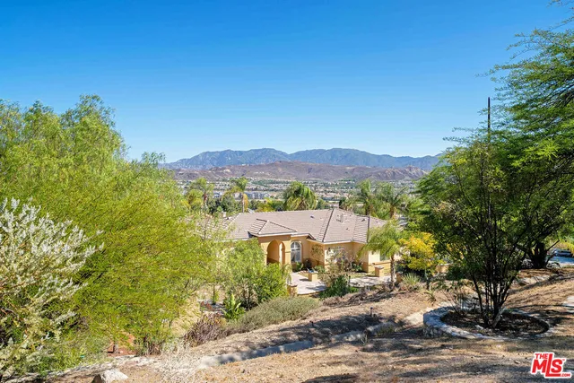 a house view with a outdoor space