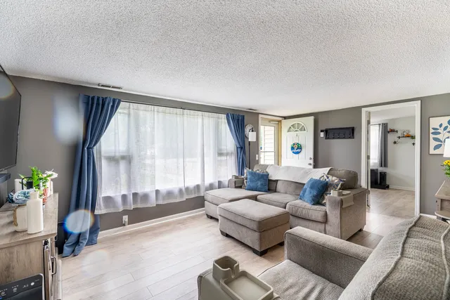 $210,000 | 846 West Kent Avenue, Crete, IL 60417