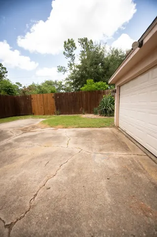 a view of a backyard