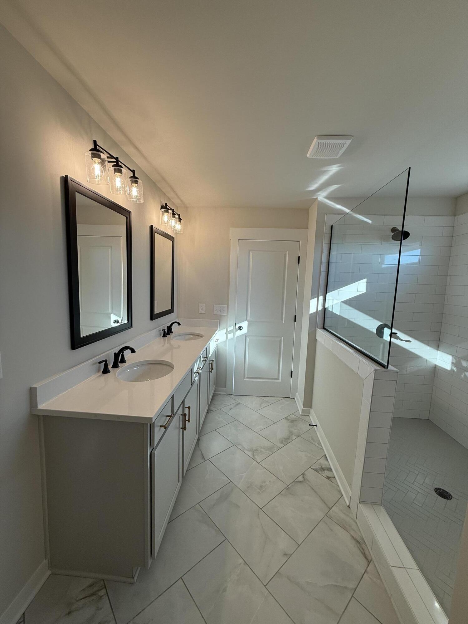 7552 Snow Line Lane, Unit 36 Ooltewah, TN 37363 - Photo 9 of 13 Primary Bathroom