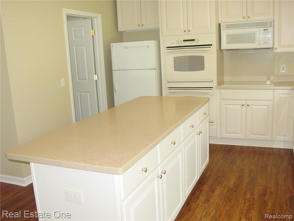 376 Quail Ridge Court Waterford, MI 48327 - Photo 5 of 26 island kitchen
