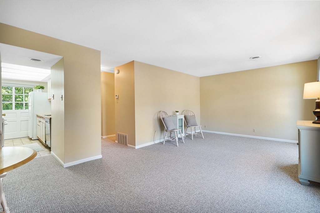 39 Yorktown Drive, Unit D Springfield, MA 01108 - Photo 4 of 29