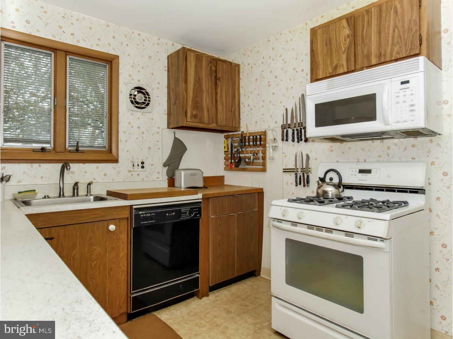 519 Elford Road Fairless Hills, PA 19030 - Photo 11 of 25 Kitchen