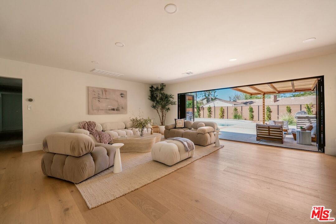 17601 McCormick Street Encino, CA 91316 - Photo 15 of 33