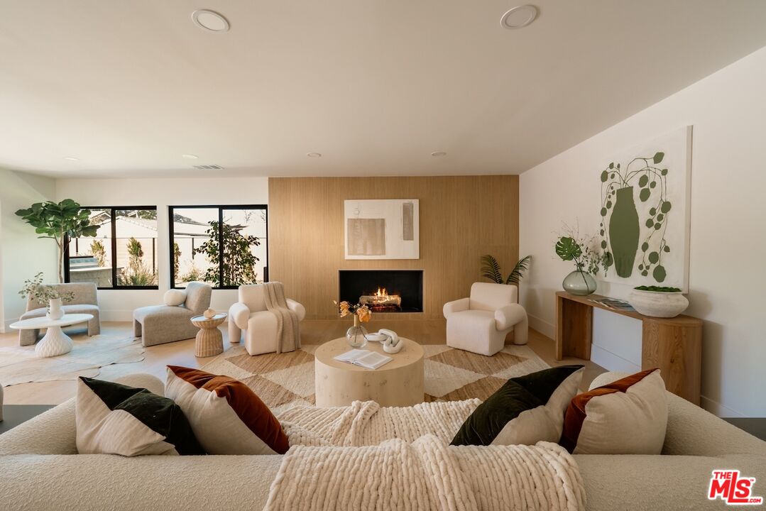 17601 McCormick Street Encino, CA 91316 - Photo 8 of 33