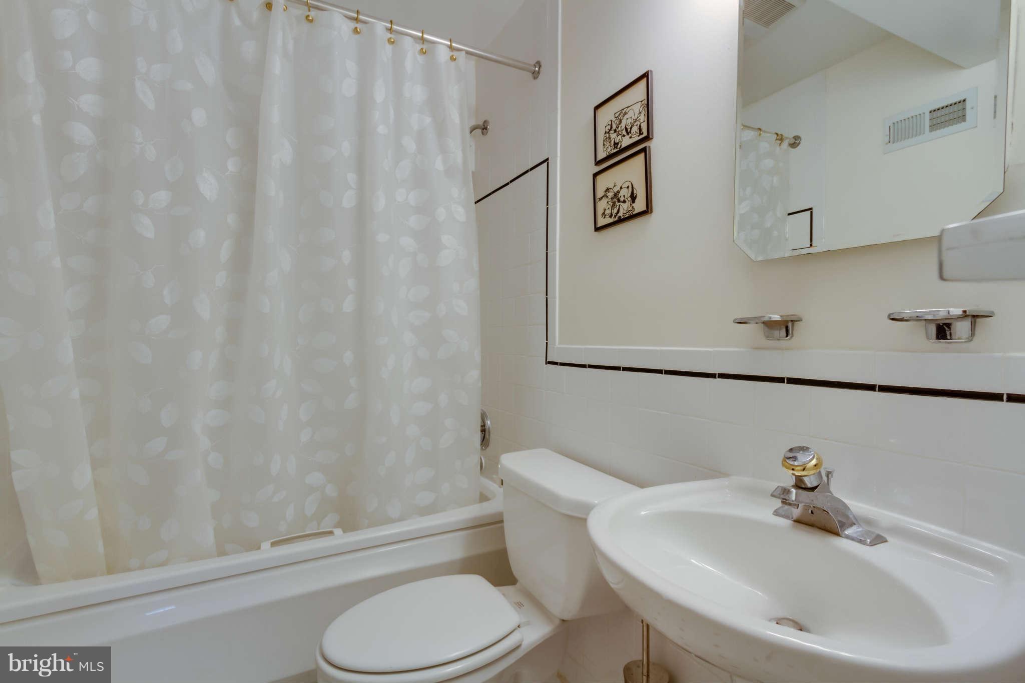 4837 Reservoir Road Northwest Washington, DC 20007 - Photo 17 of 25 Bath