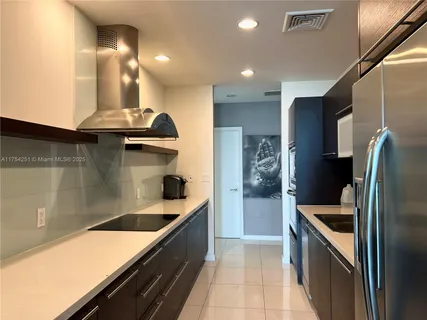 a view of entryway with livingroom