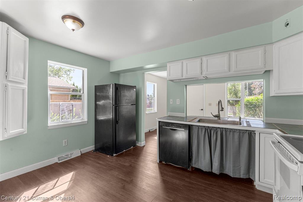444 S Ridge South Lyon, MI 48178 - Photo 13 of 33
