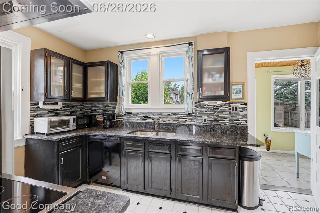 948 Cambridge Road Berkley, MI 48072 - Photo 10 of 43