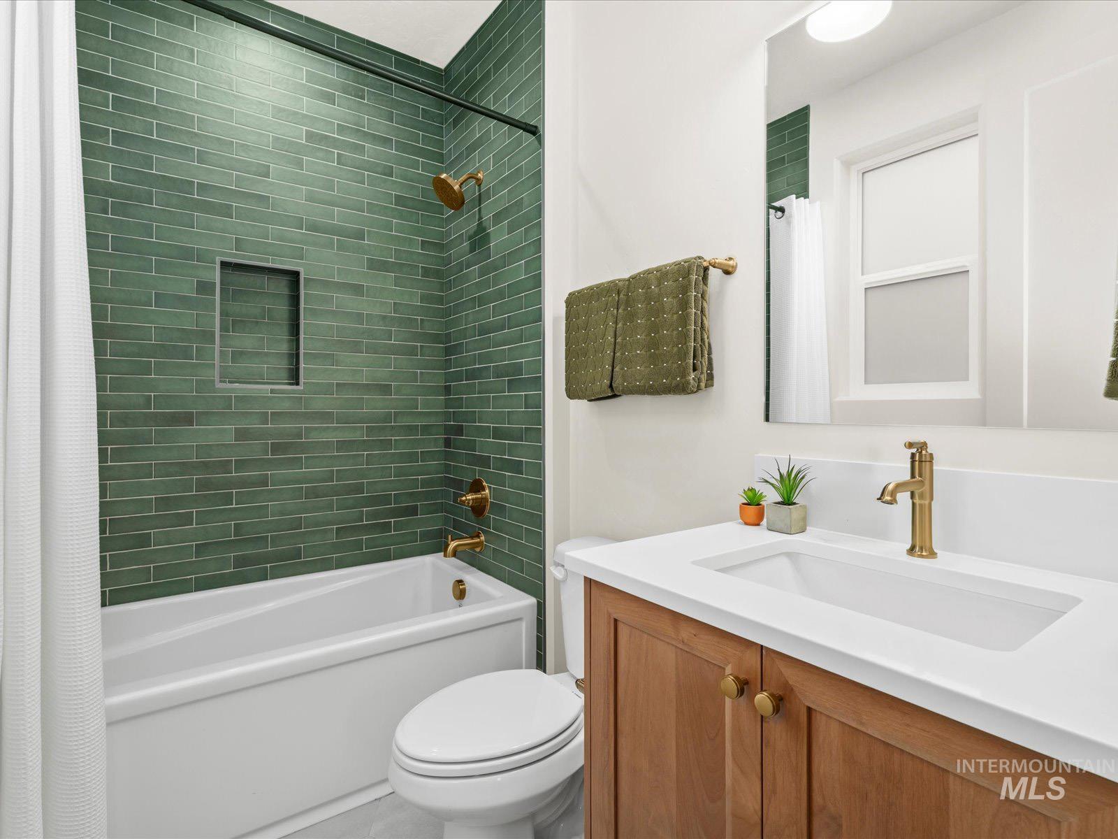 6161 East Prominence Court Boise, ID 83716 - Photo 28 of 45 Full bathroom with shower / tub combo and vanity