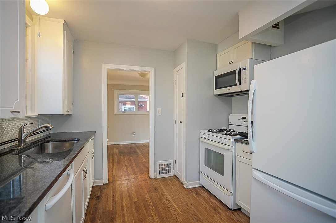 1094 Avondale Road Cleveland, OH 44121 - Photo 4 of 22