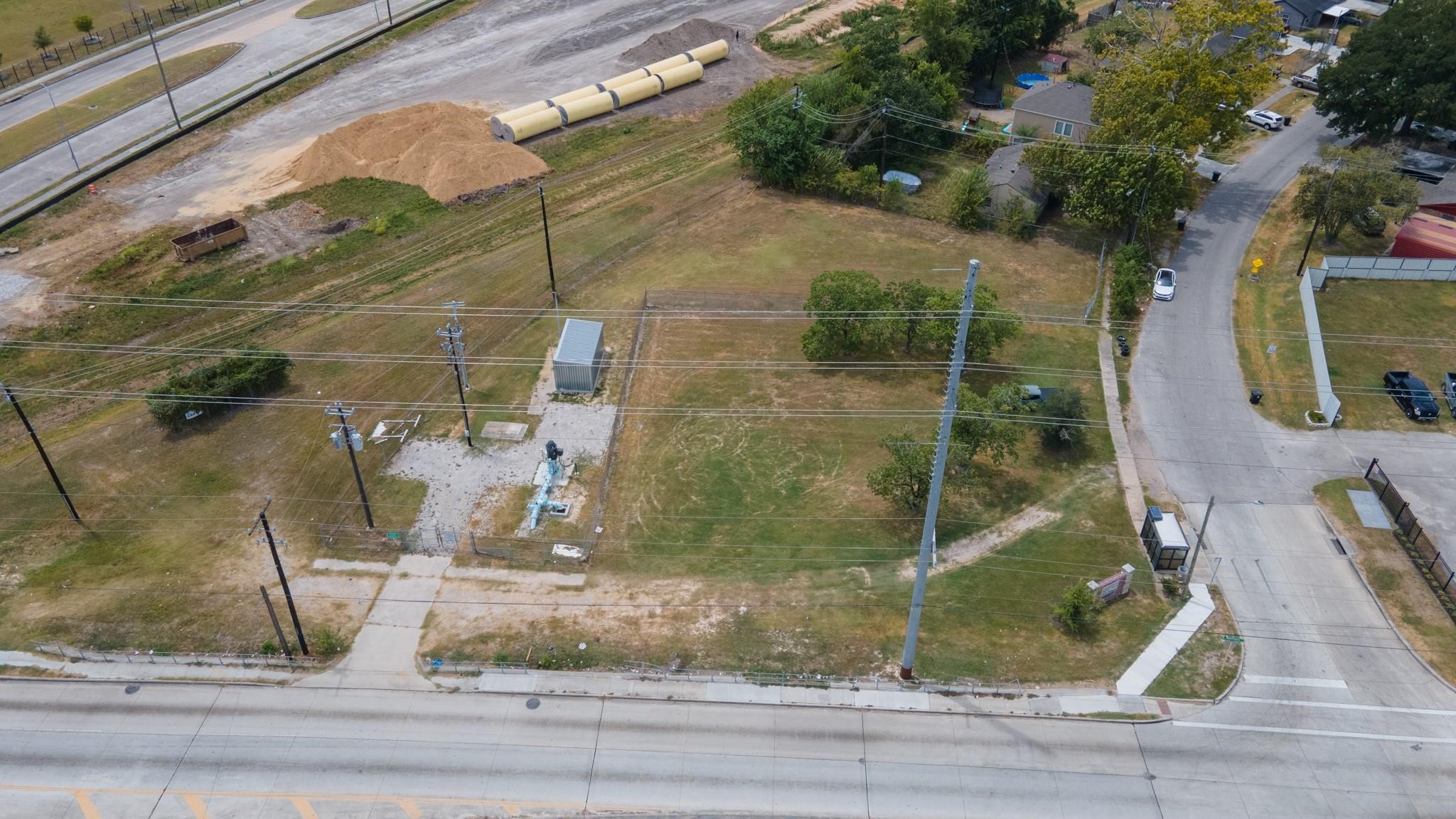 0 West Montgomery Road Houston, TX 77088 - Photo 8 of 9 a small pool with a outdoor space