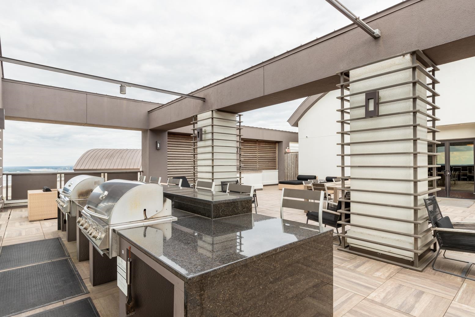 717 Riverside Drive, Unit 1407 Memphis, TN 38103 - Photo 33 of 39 View of patio with outdoor lounge area, area for grilling, and exterior kitchen