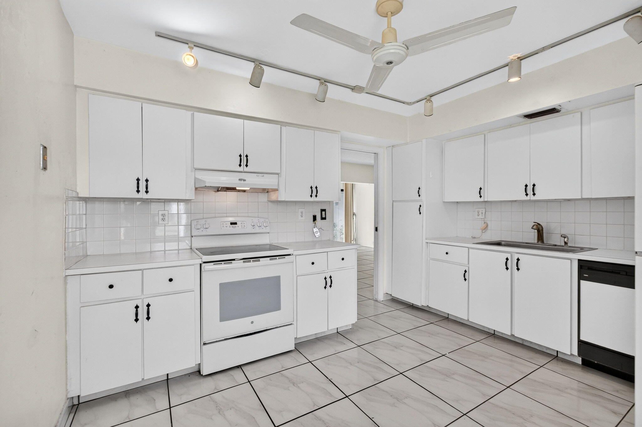 6534 Spring Bottom Way, Unit 124 Boca Raton, FL 33433 - Photo 9 of 31 09_Kitchen