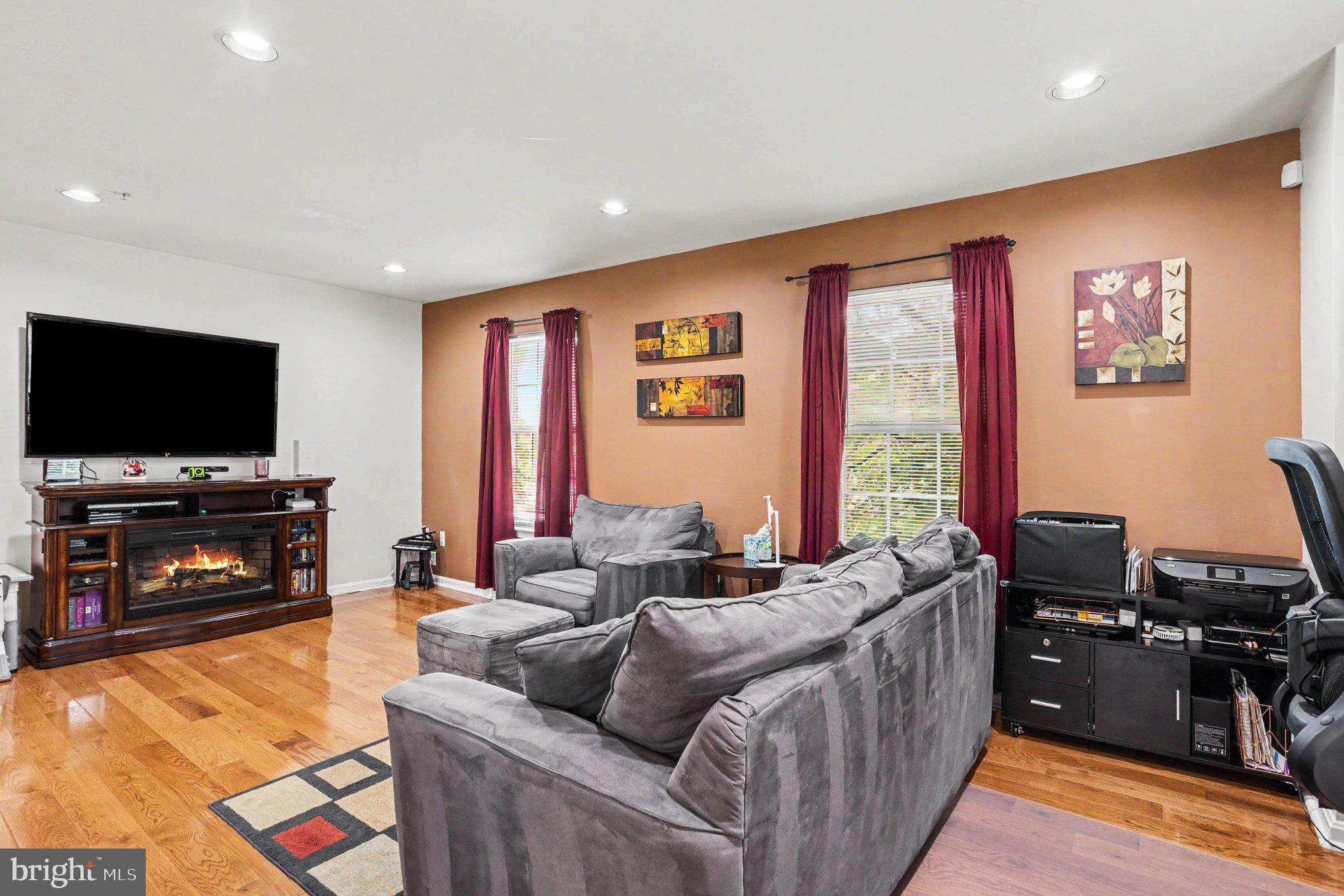 6513 Ridgeborne Drive Baltimore, MD 21237 - Photo 4 of 38 Cozy living space with warm accents.