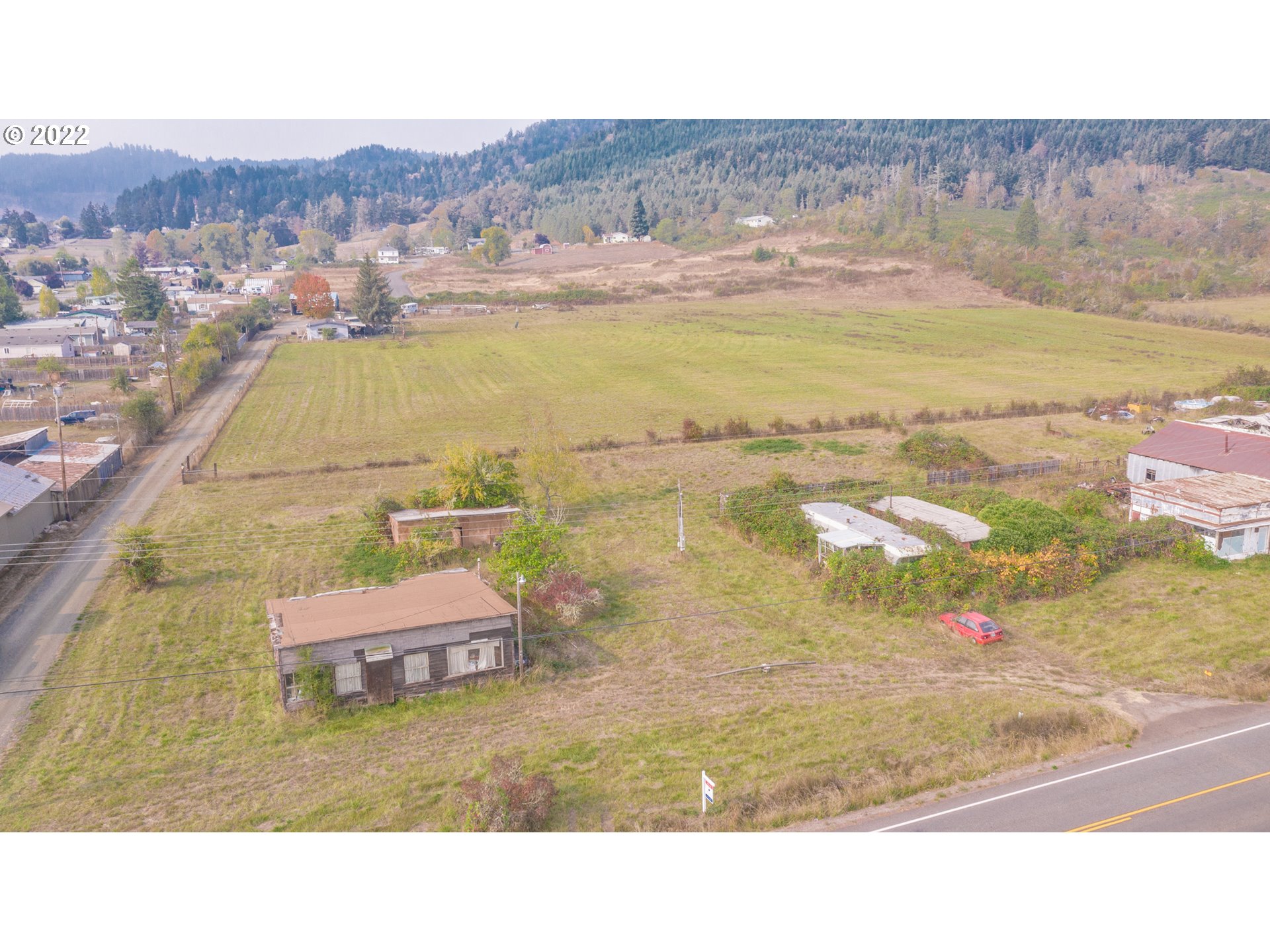 3132 Eagle Valley Road Yoncalla, OR 97499 - Photo 23 of 32 a view of an ocean and a mountain