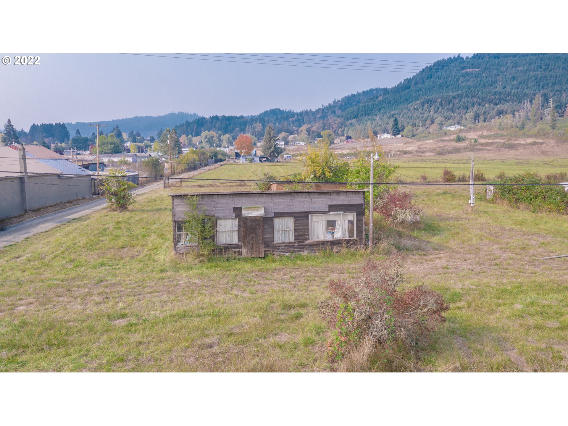 3132 Eagle Valley Road Yoncalla, OR 97499 - Photo 5 of 32 a balcony with a table and chairs