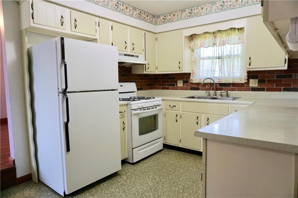 609 Hopkins Road Indianapolis, IN 46229 - Photo 8 of 32
