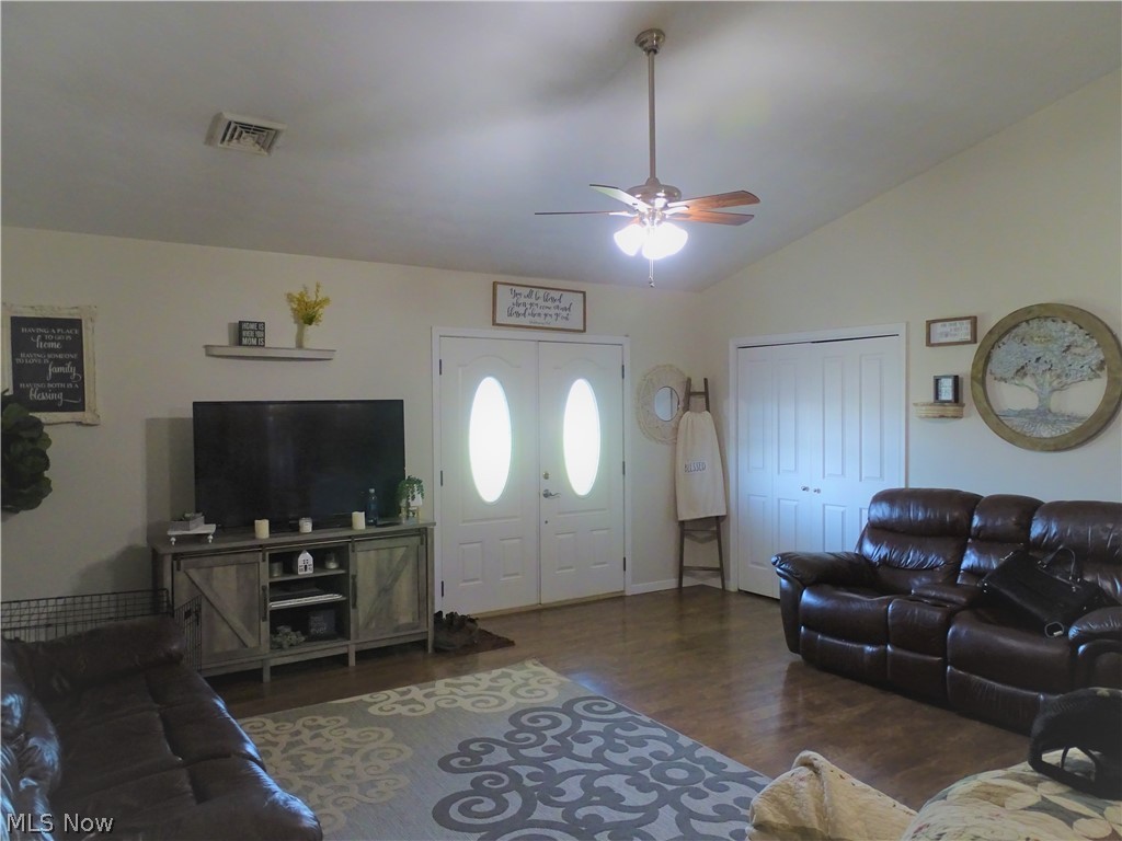 282 Low Meadow Road St. Marys, WV 26170 - Photo 2 of 13 Living Room